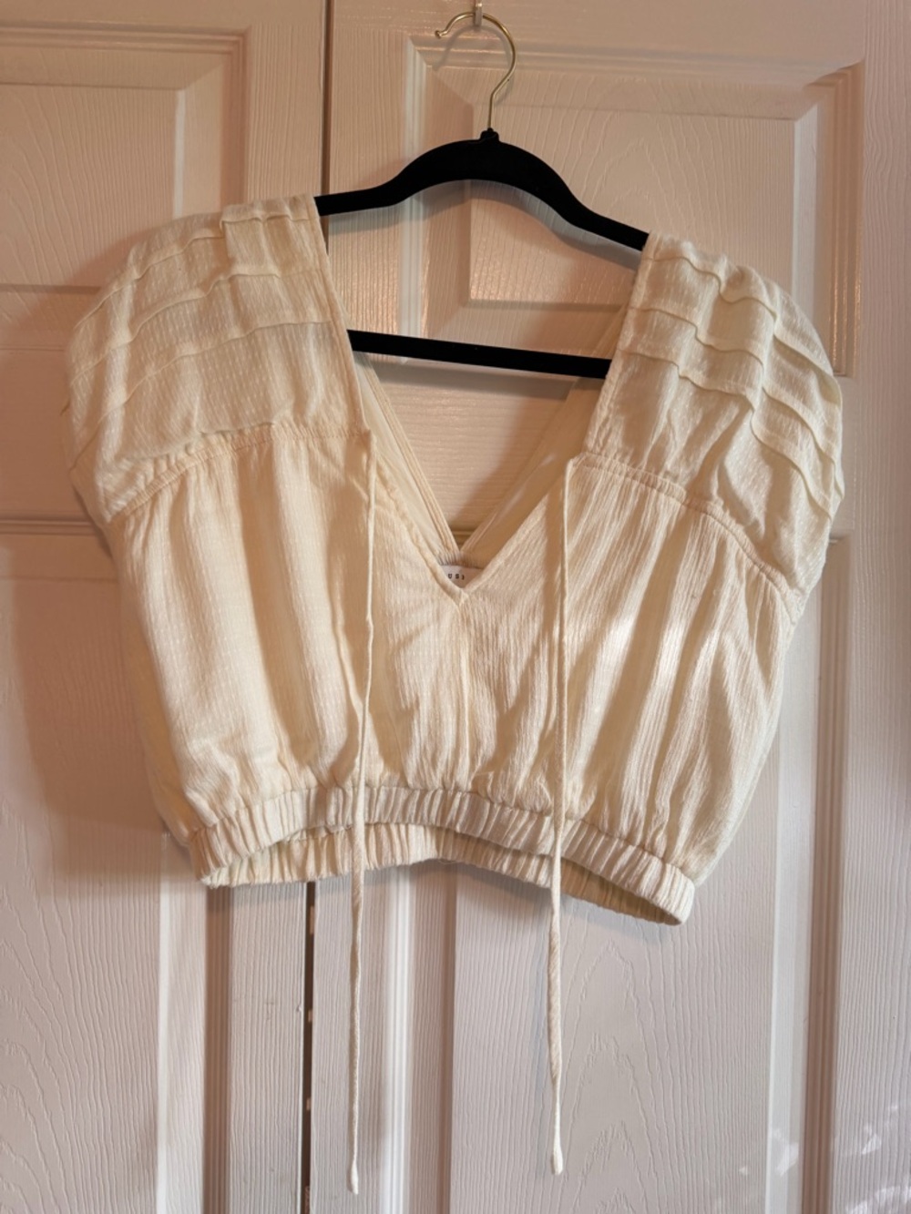 Rose & Remington Cream V-Neck Cropped Puff Sleeve Top Size Small